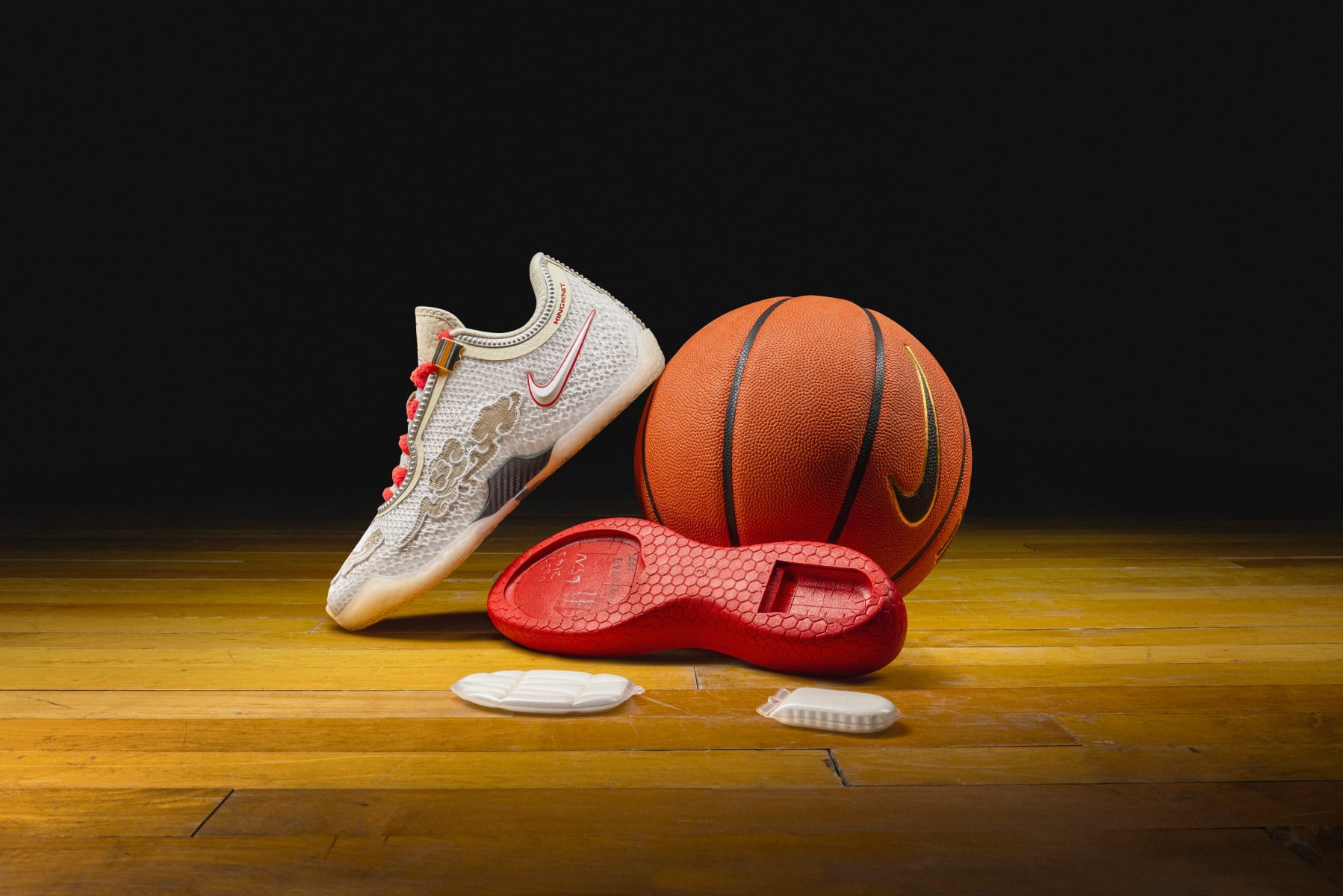 Nike LeBron 24 完整亮點解析!歷代最輕戰靴、發售時間一次看!