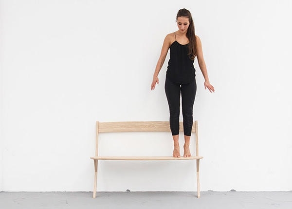 優雅且穩固，Izabela Bołoz 打造兩條腿長椅