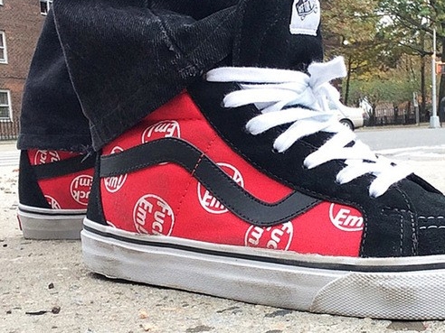 街頭的紅與黑，Supreme × VANS 聯名秋冬鞋款即將上市