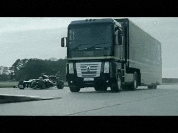 破金氏世界紀錄　F1生死一瞬間鑽過飛躍的大卡車底部！！