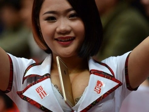 女球迷夾 iPhone 6 加油超吸睛　網友卻感歎：不忍心往下看...