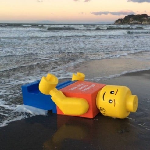 如同「瓶中信」一般...但這次是從遠處飄來的「巨型樂高」！