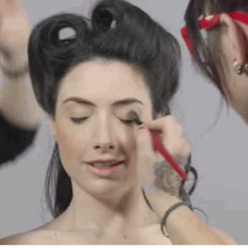 用 60 秒看看 100 年來的妝法趨勢 40 年代「格格駕到」？