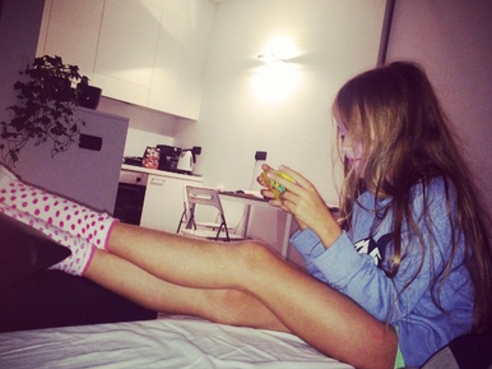 9 歲超模 Kristina Pimenova 被批照片帶有性暗示　女童母親：戀童癖才該看心理醫生！