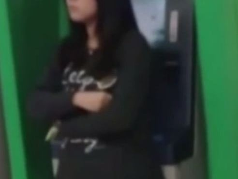 中國霸占ATM當做化妝鏡的女性　下場就是...