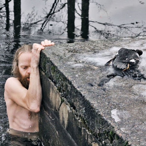 這名在攝氏0度冰池裡凍僵的挪威男子  有一個讓你直呼「溫暖」的跳水理由