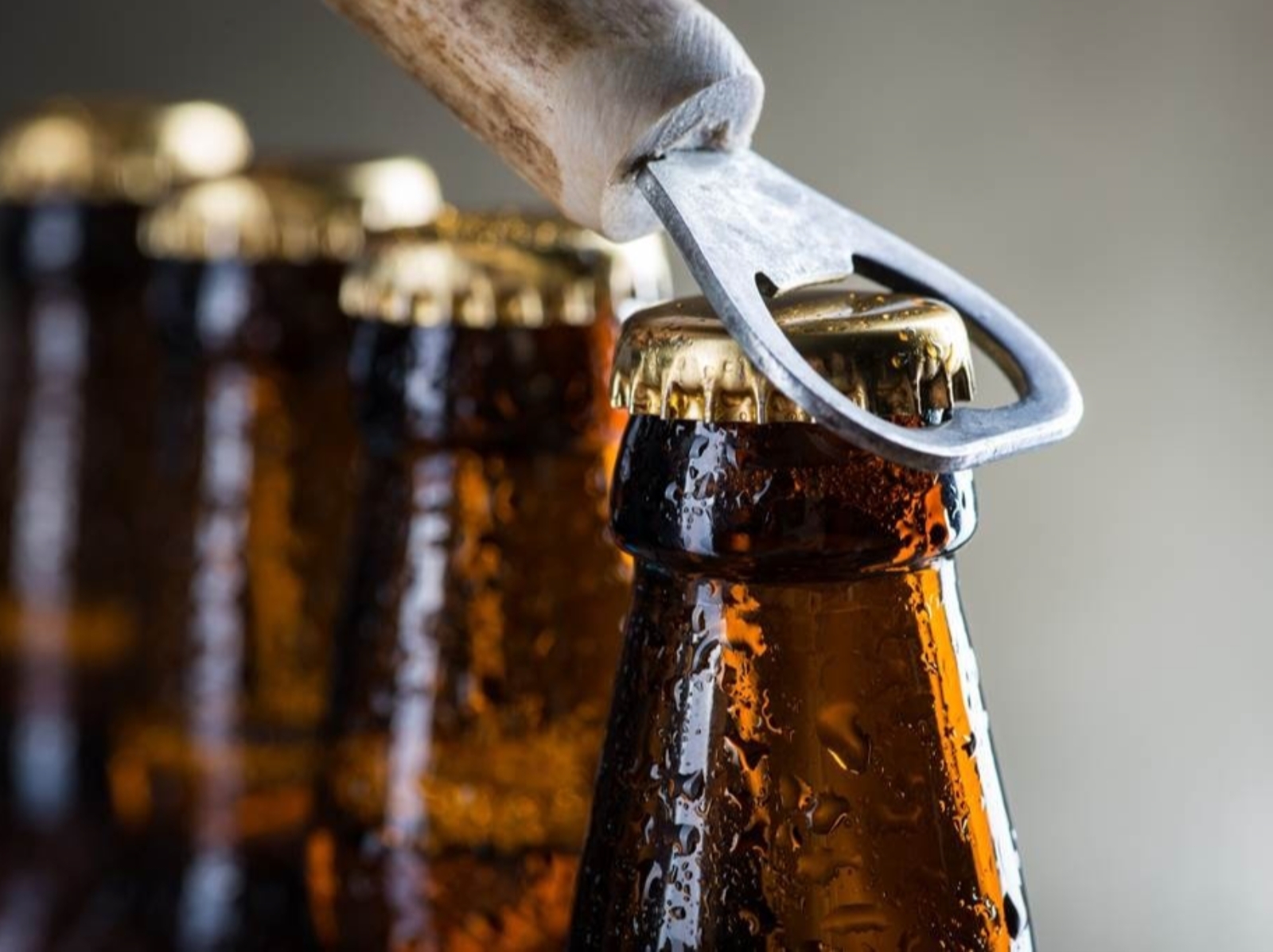 想喝酒沒有開瓶器怎麼辦？10 招「開瓶器代替方法」，加碼推薦 8 款超好喝啤酒！