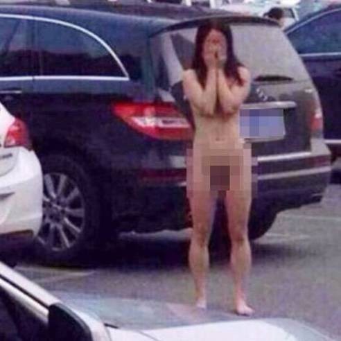 停車場出現一對「全裸」男女...原因絕不是因為想紅！