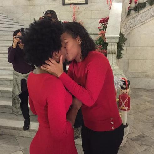 參加美國種族抗議活動而識      二女激動熱吻秀婚戒