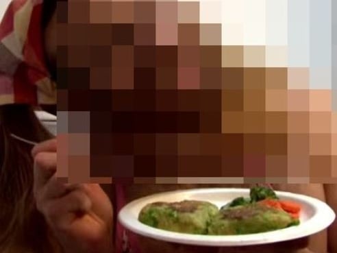 超性感雙馬尾娘穿「裸體圍裙」　DIY 豆餅狂賣萌