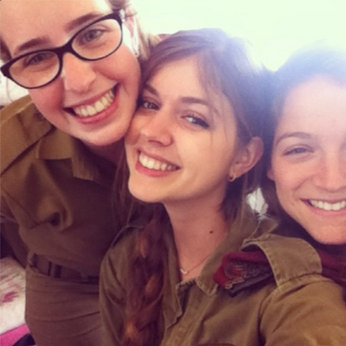 以色列的超正女兵　在沙灘上穿泳裝都不忘背卡賓槍