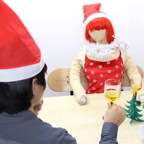 隨時「壁咚」都ok！日本推出可活動式人形抱枕