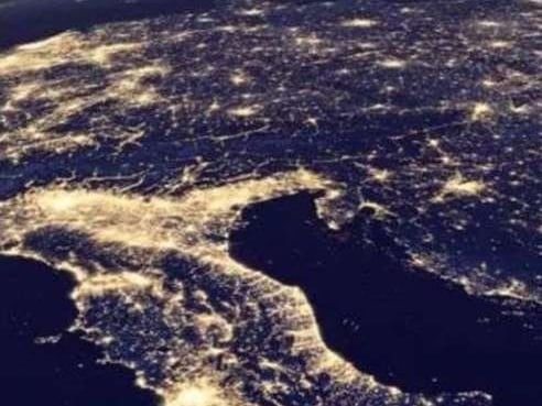 NASA拍下地球點燈畫面      網友驚呼：「這真的是我們住的土地嗎？」