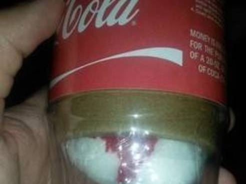 驚見「沾血棉花」？！自動販賣機買可口可樂的意外發現...