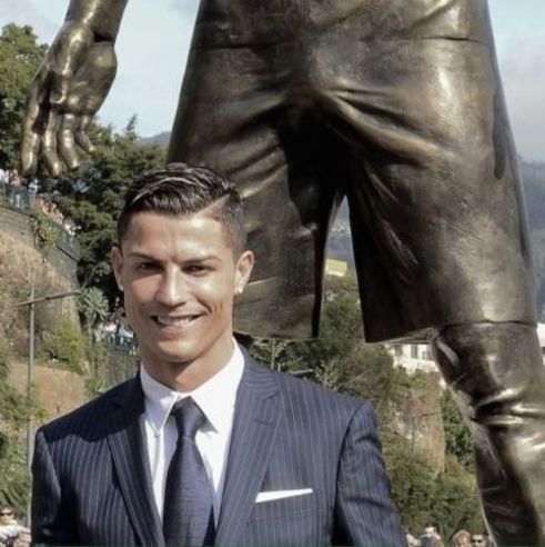 全新C羅（Cristiano Ronaldo ）雕像已經不能用「巨型」猛男來形容了  這「褲檔」簡直就是神啊...