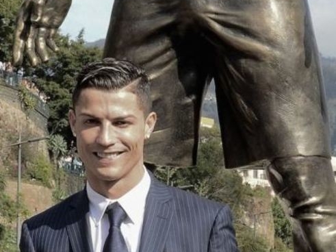 全新C羅（Cristiano Ronaldo ）雕像已經不能用「巨型」猛男來形容了  這「褲檔」簡直就是神啊...