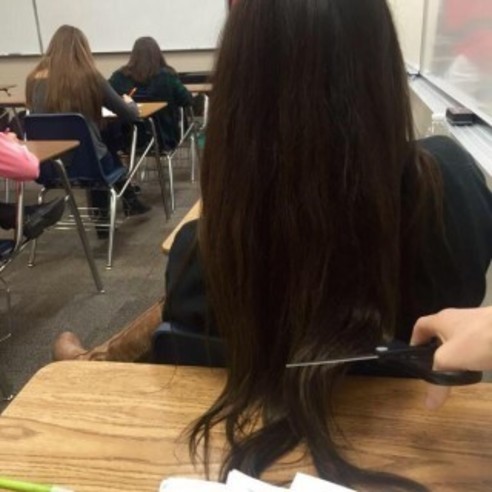 超激烈報復？長髮女同學頭髮占據桌子　後座一怒之下...竟然剪了！