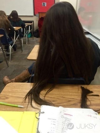 超激烈報復？長髮女同學頭髮占據桌子　後座一怒之下...竟然剪了！