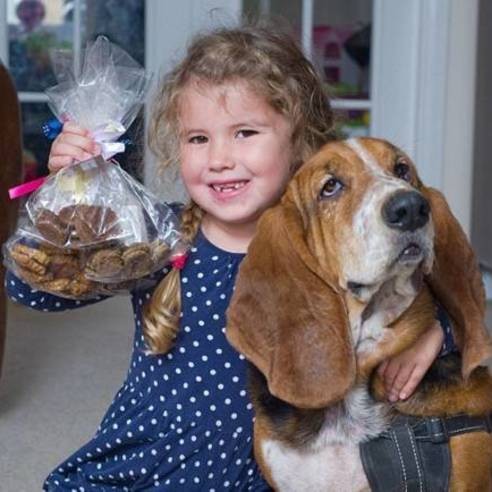 6歲女童賣狗餅乾出了名      努力存「買房」基金