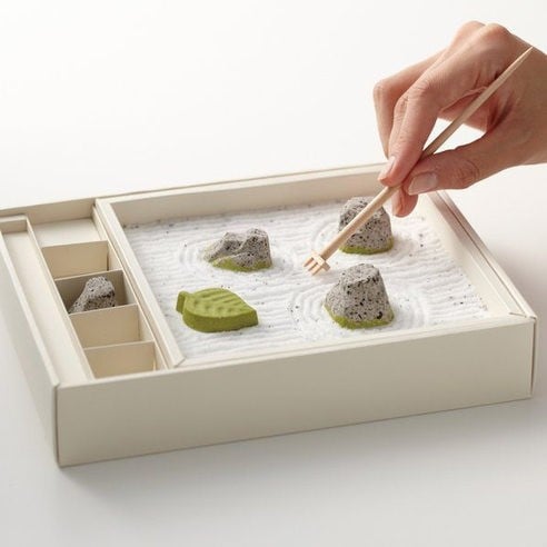 日本禪風庭園和菓子，食用前請褻玩一番！