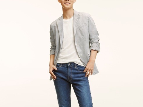 UNIQLO 緊身褲 彈力舒適再進化 多款新色登場 形象大使周渝民、桂綸鎂分享春夏繽紛百搭姿態！
