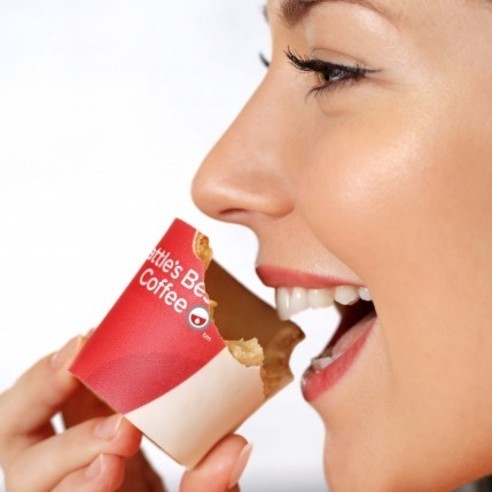 喝完咖啡然後一口吃掉杯子，英國肯德基擬推出可食用咖啡杯