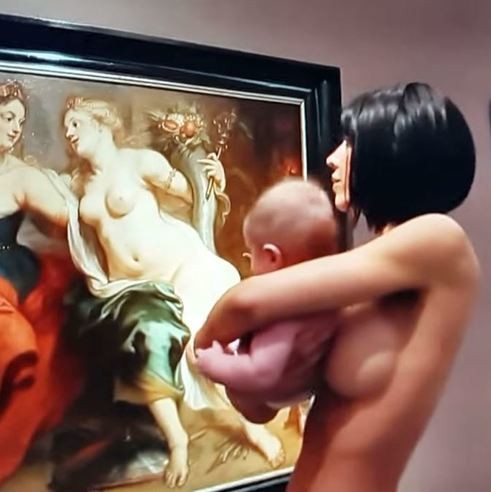 美女藝術家 Milo Moiré 裸體逛博物館　讓參觀遊客驚嘆！