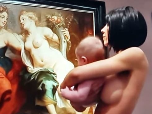 美女藝術家 Milo Moiré 裸體逛博物館　讓參觀遊客驚嘆！