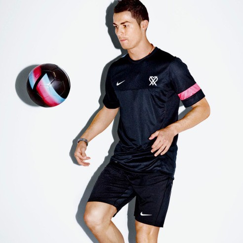 當 C 羅說要賣個人球鞋，NIKE 終於坐不住了