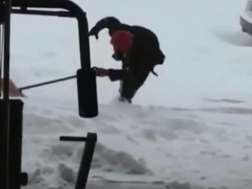 美國最強鏟雪哥　腳滑9秒不跌倒！