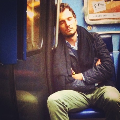 捕獲法國帥哥　巴黎地鐵型男們就算睡著還是很帥！