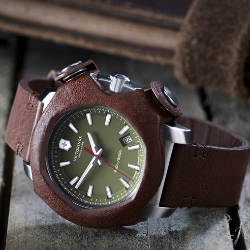 維氏Swiss Army 推出以回收軍用皮革再造的 I.N.O.X. REMADE IN SWITZERLAND腕錶