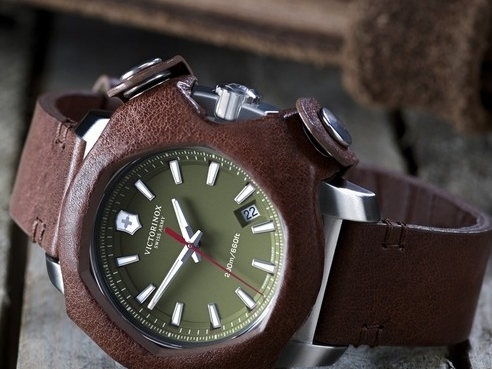 維氏Swiss Army 推出以回收軍用皮革再造的 I.N.O.X. REMADE IN SWITZERLAND腕錶