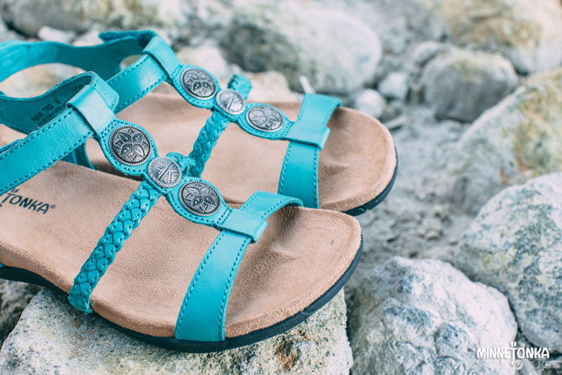 Minnetonka Moccasin S/S 2015 春夏度假風格涼拖鞋履，繽紛上市‏!!