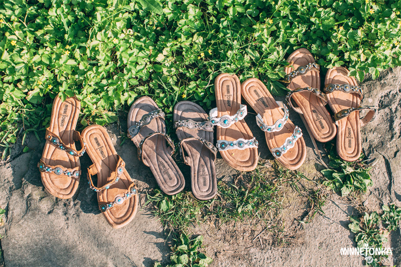 Minnetonka Moccasin S/S 2015 春夏度假風格涼拖鞋履，繽紛上市‏!!