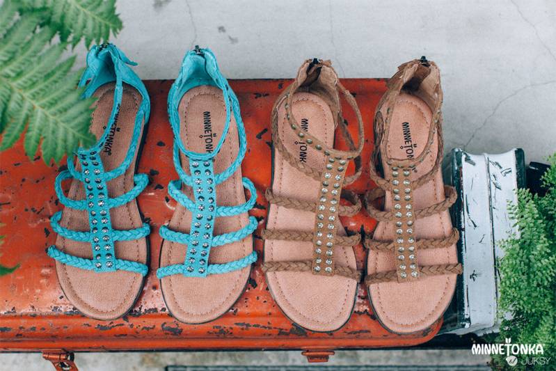 Minnetonka Moccasin S/S 2015 春夏度假風格涼拖鞋履，繽紛上市‏!!