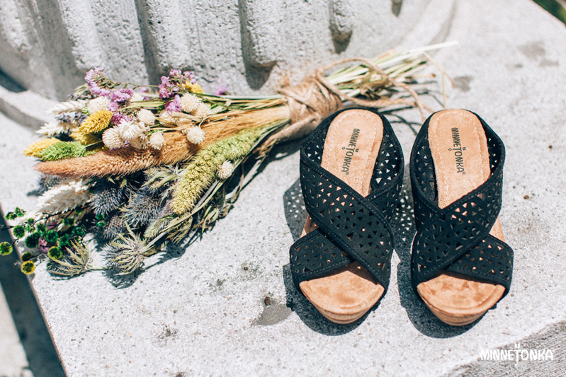 Minnetonka Moccasin S/S 2015 春夏度假風格涼拖鞋履，繽紛上市‏!!