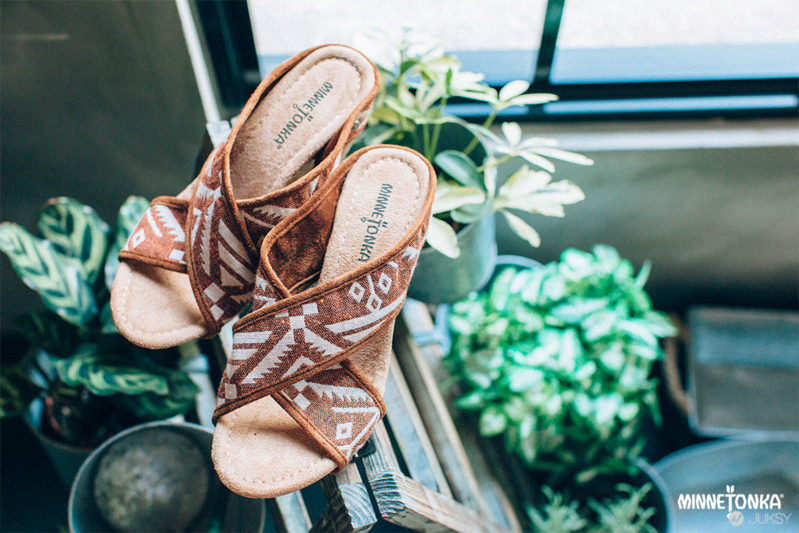 Minnetonka Moccasin S/S 2015 春夏度假風格涼拖鞋履，繽紛上市‏!!