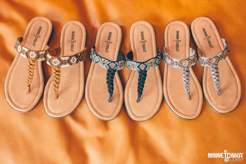 Minnetonka Moccasin S/S 2015 春夏度假風格涼拖鞋履，繽紛上市‏!!