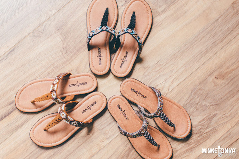 Minnetonka Moccasin S/S 2015 春夏度假風格涼拖鞋履，繽紛上市‏!!