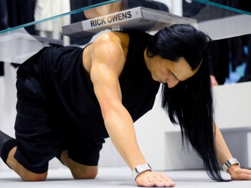 Rick Owens 香港開設亞洲最大獨立門店，真人茶几以假亂真