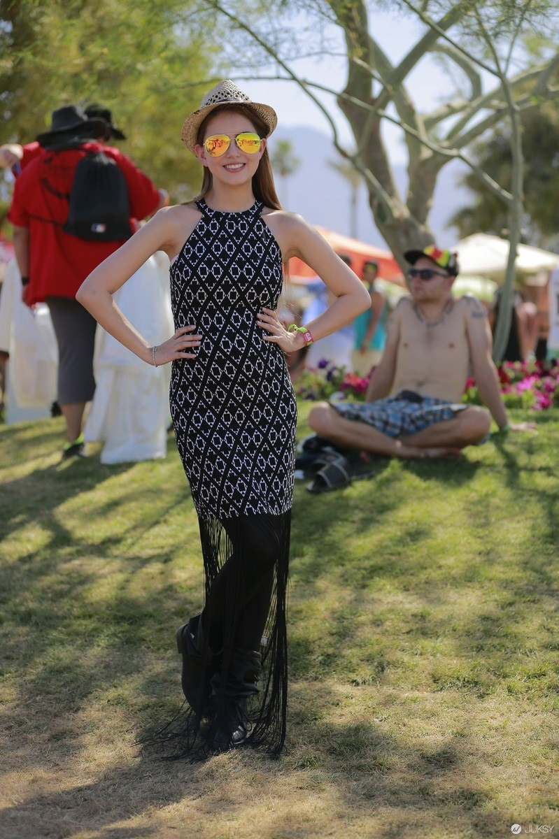 昆凌攜手H&M loves Coachella 演繹夏日時尚風情