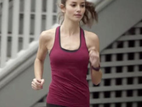 為了追上心愛的姑娘，你可能需要一個Fitbit Charge HR