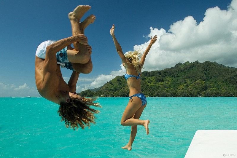 PULL&BEAR 最新泳装系列-- JAY ALVARREZ&ALEXIS REN Lost in Moorea island
