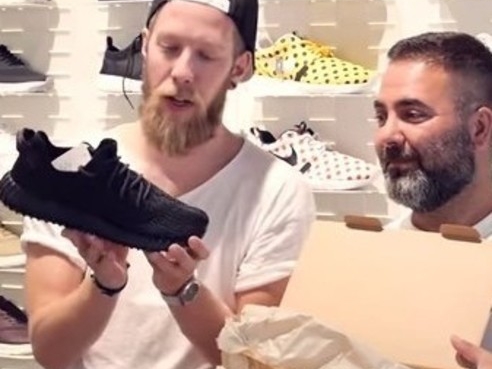 YEEZY BOOST 350 全黑配色本周降臨，台灣同步販售，開箱細節首曝光！