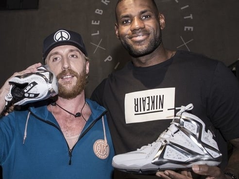 LEBRON JAMES揭幕NIKE打出名堂“詹皇球場”