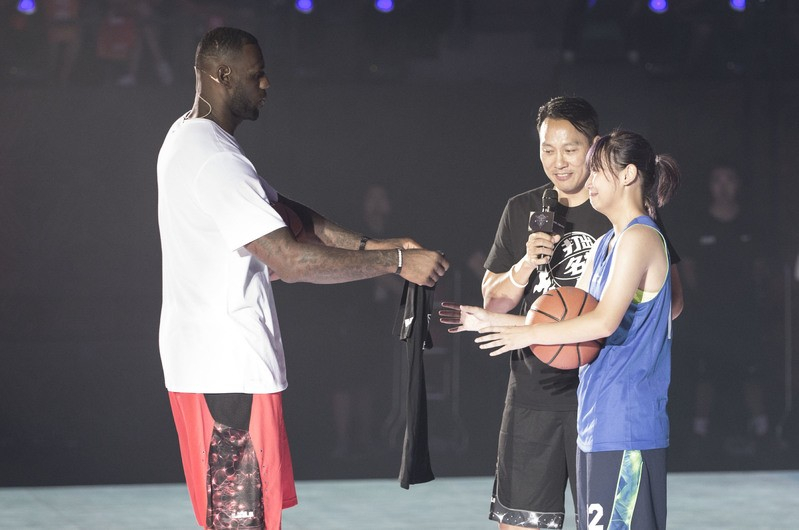 LEBRON JAMES揭幕NIKE打出名堂“詹皇球場”
