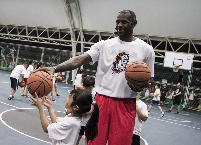 LEBRON JAMES揭幕NIKE打出名堂“詹皇球場”