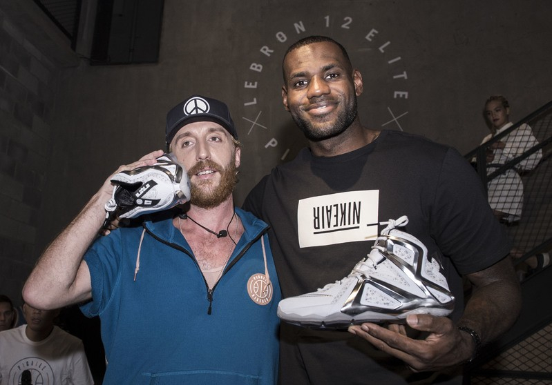 LEBRON JAMES揭幕NIKE打出名堂“詹皇球場”