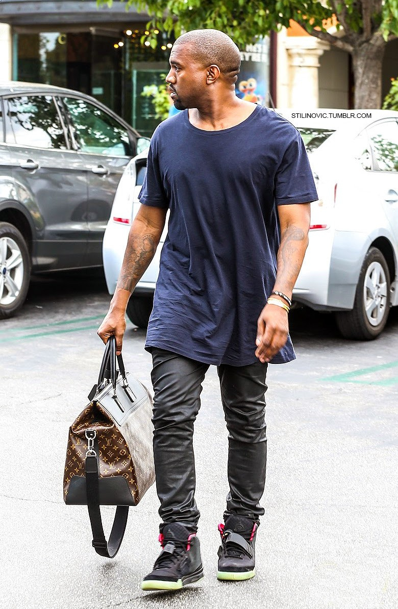 YEEZY 350 BLACK 開賣了!10 大必讀 Kanye 專用神鞋!